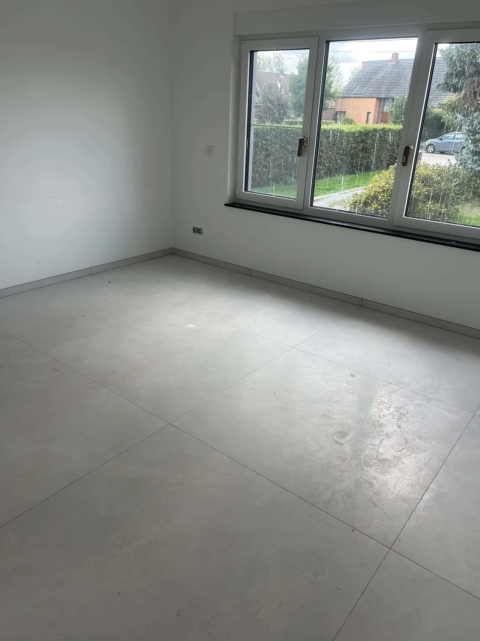 Chambre carrelée en grand format, plinthes en profilé alu au ras du mur