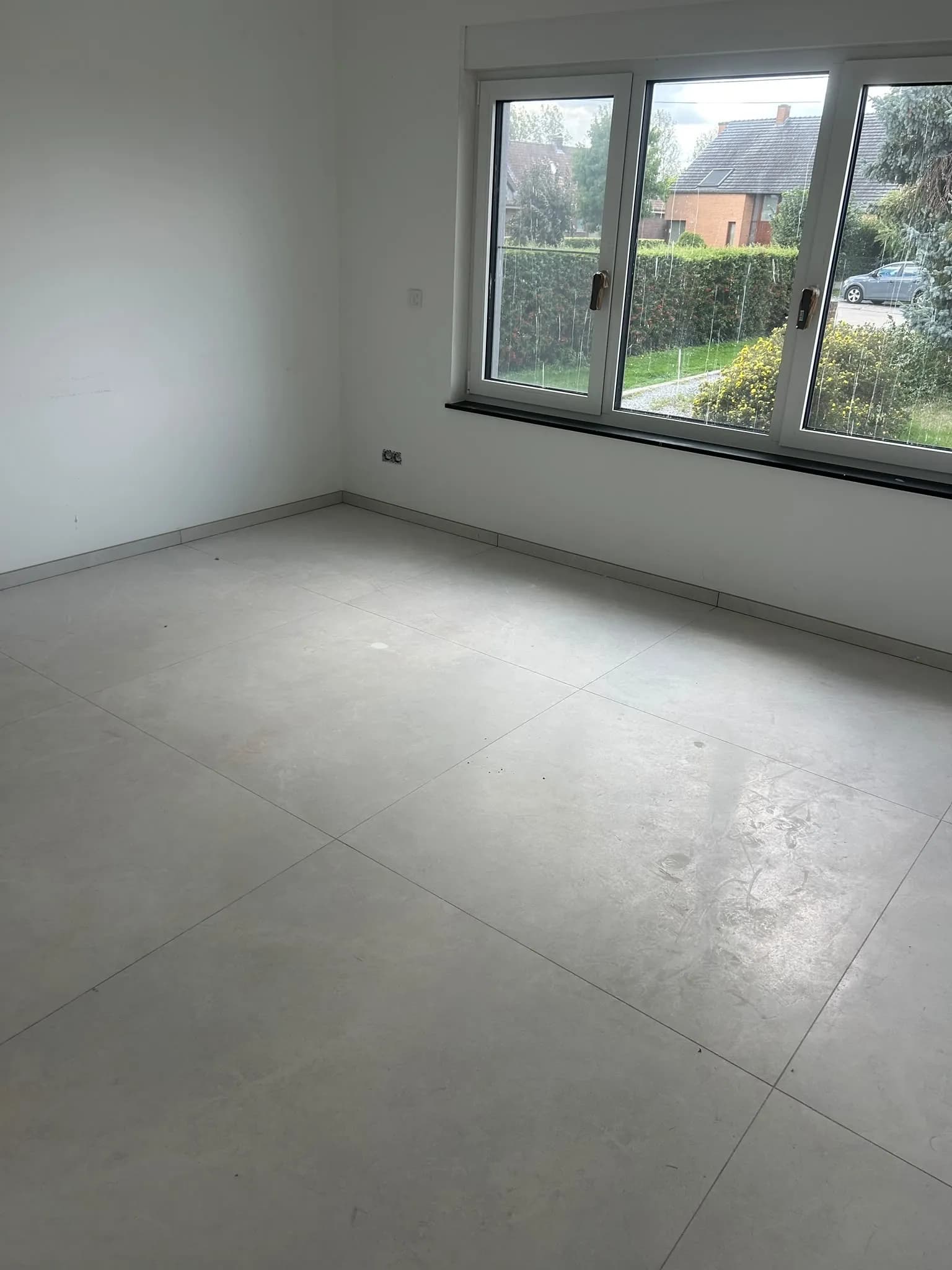 Chambre carrelée en grand format, plinthes en profilé alu au ras du mur