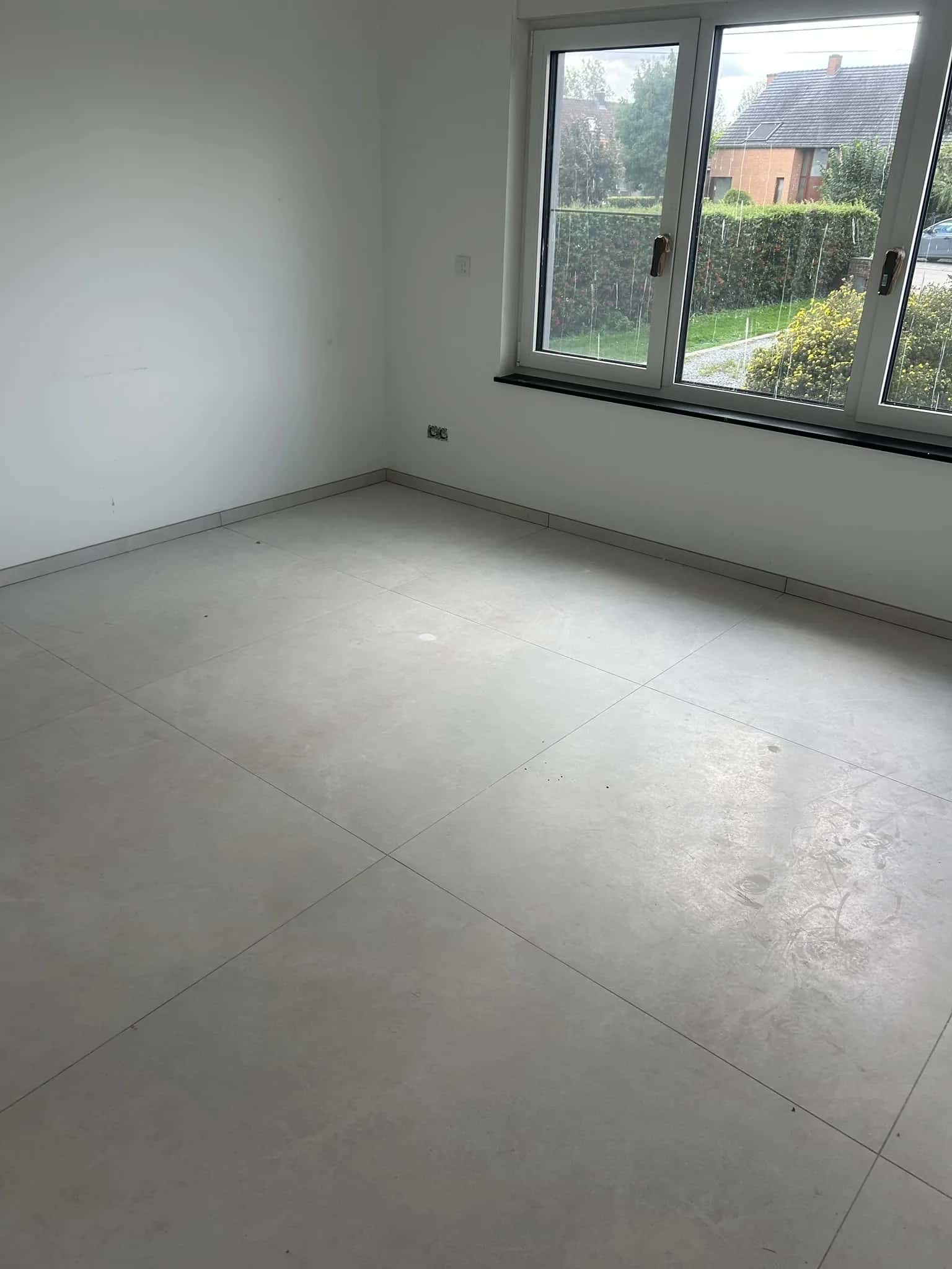 Sol grand format d'une deuxième chambre, joints alignés sur toute la pièce