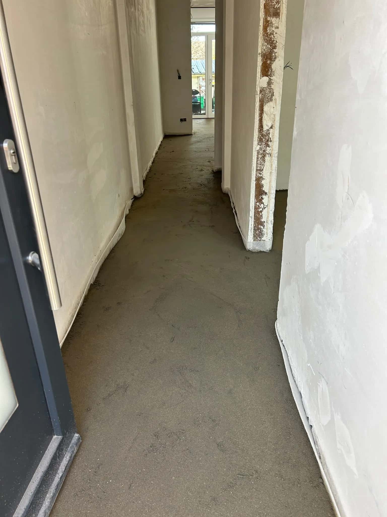 Chape tirée jusque dans le couloir, le long des murs