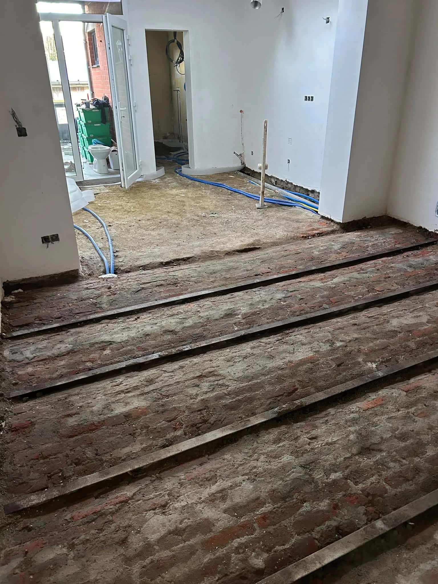 Détail des règles de guidage calées sur les briques