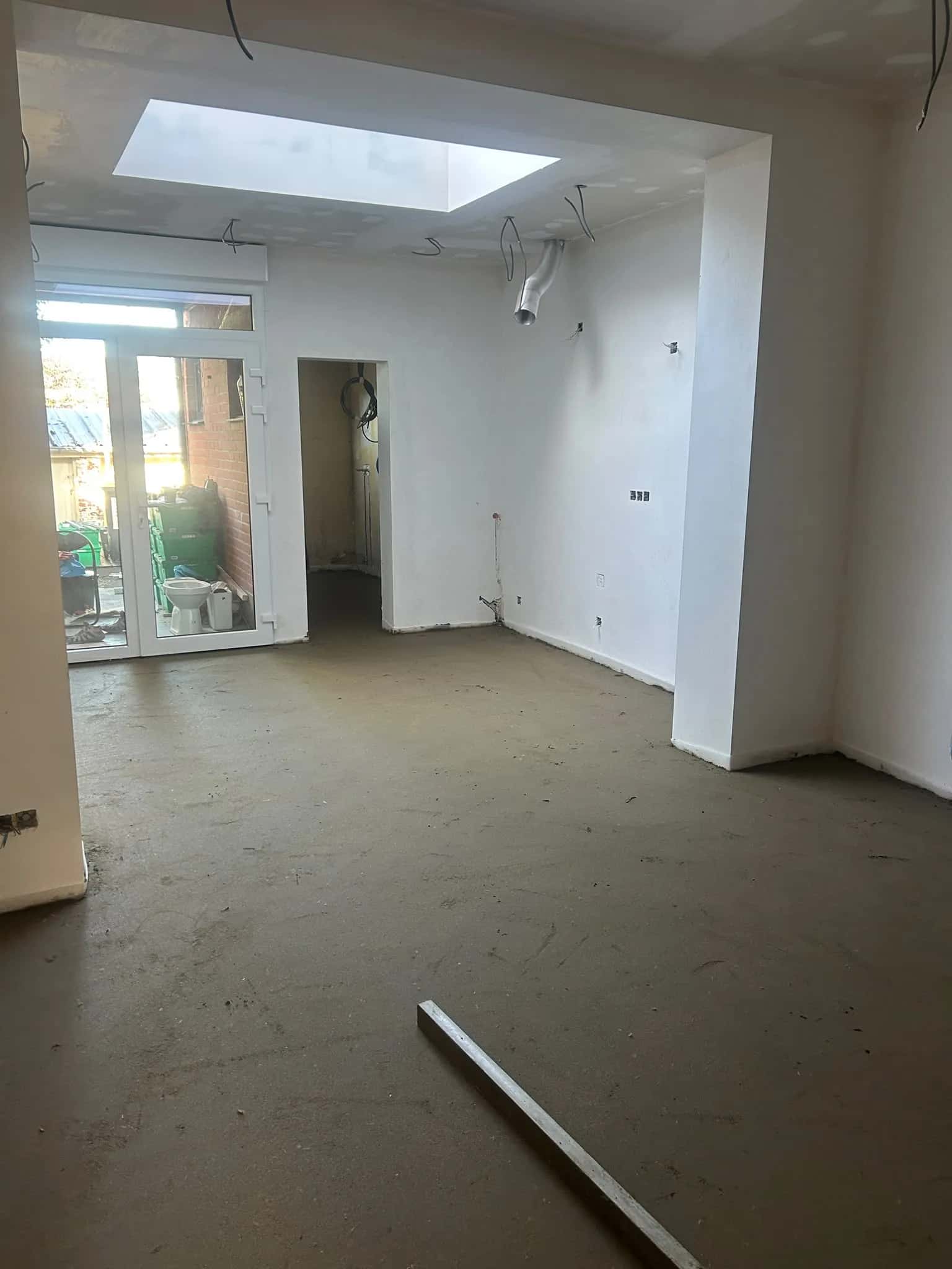 Rez-de-chaussée après la chape : sol plan et de niveau, prêt pour le carrelage