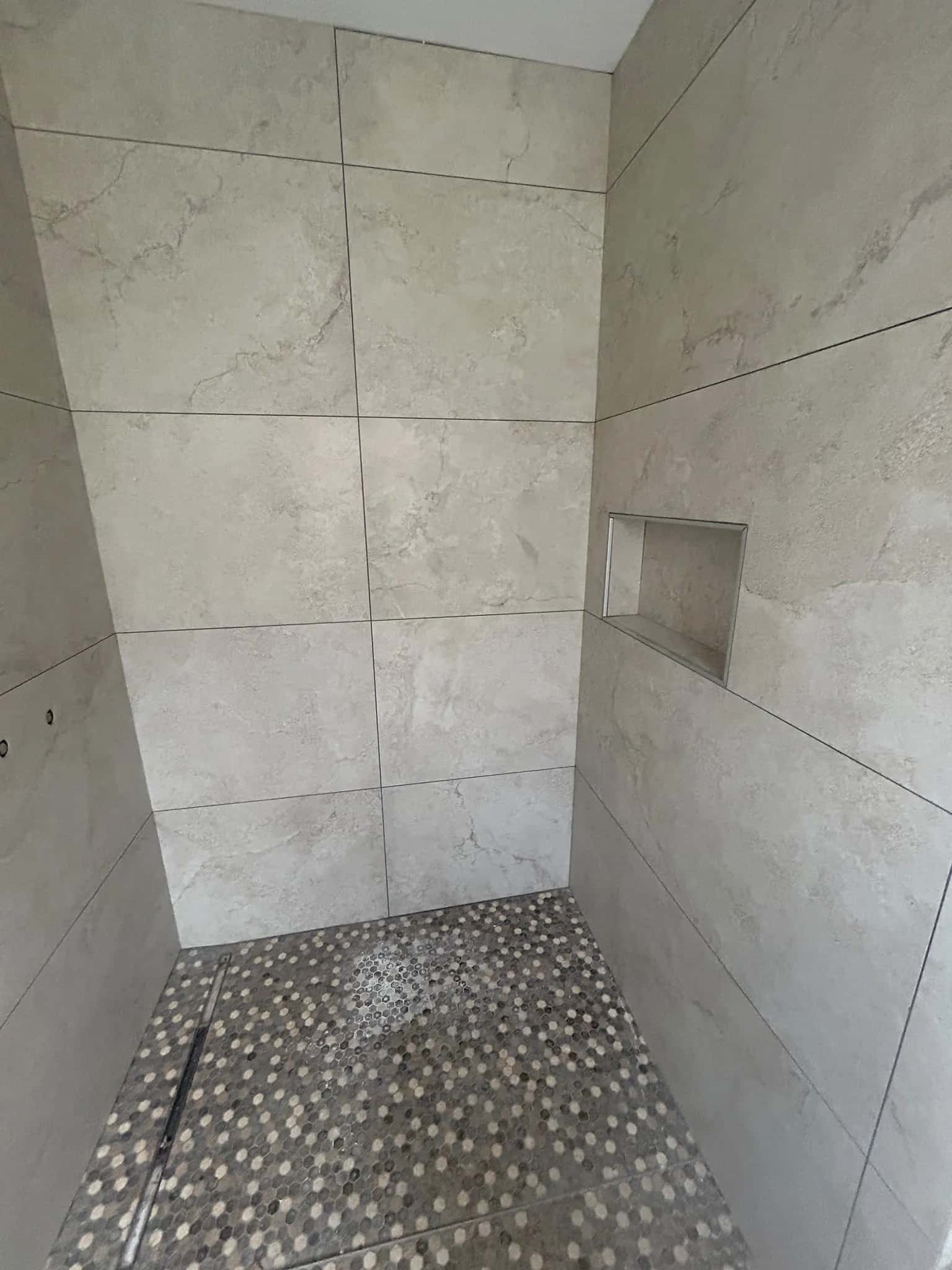 Douche à l'italienne, angle opposé avec la niche murale