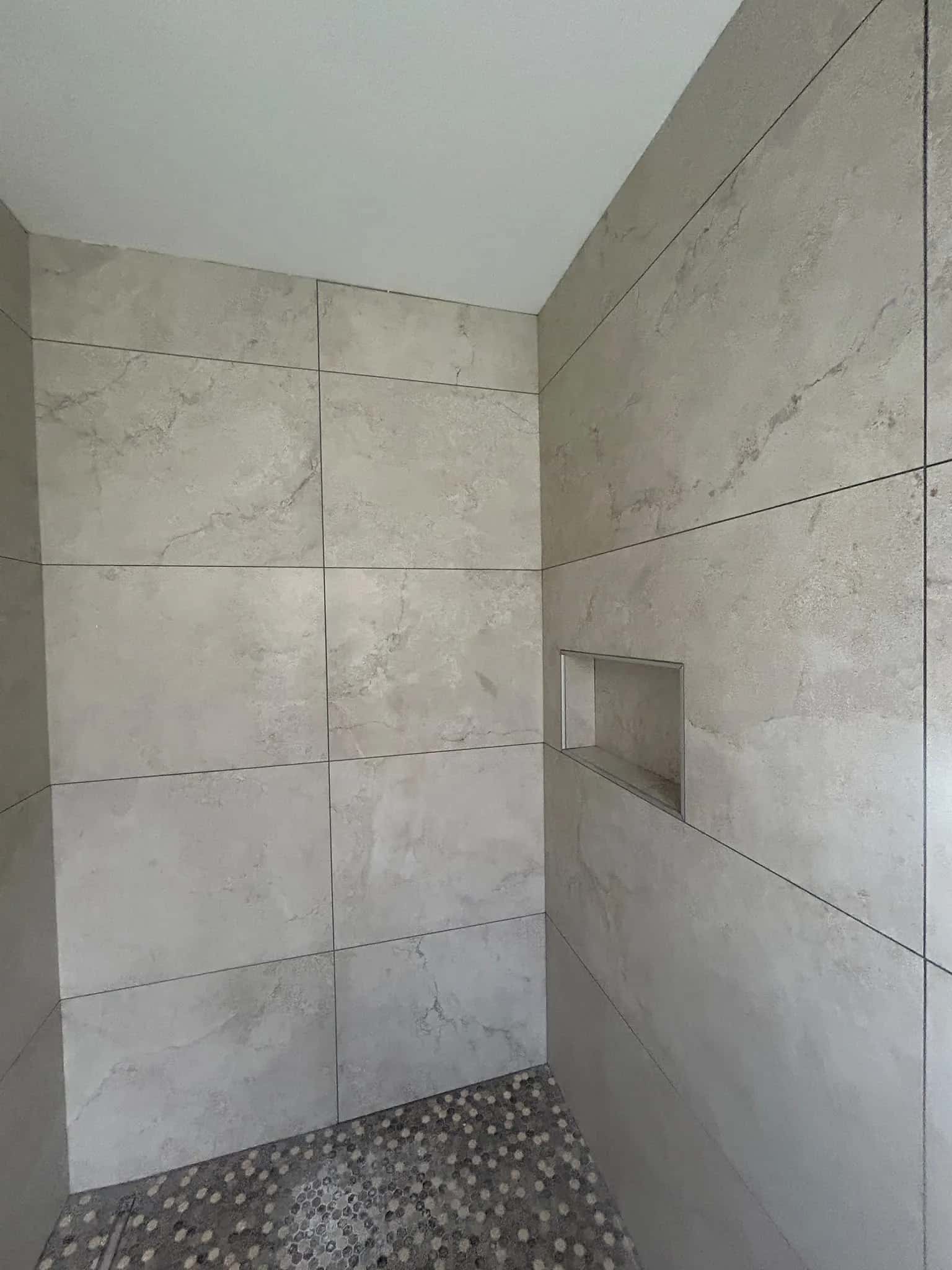 Niche de douche vue de près, joints mosaïque encore humides