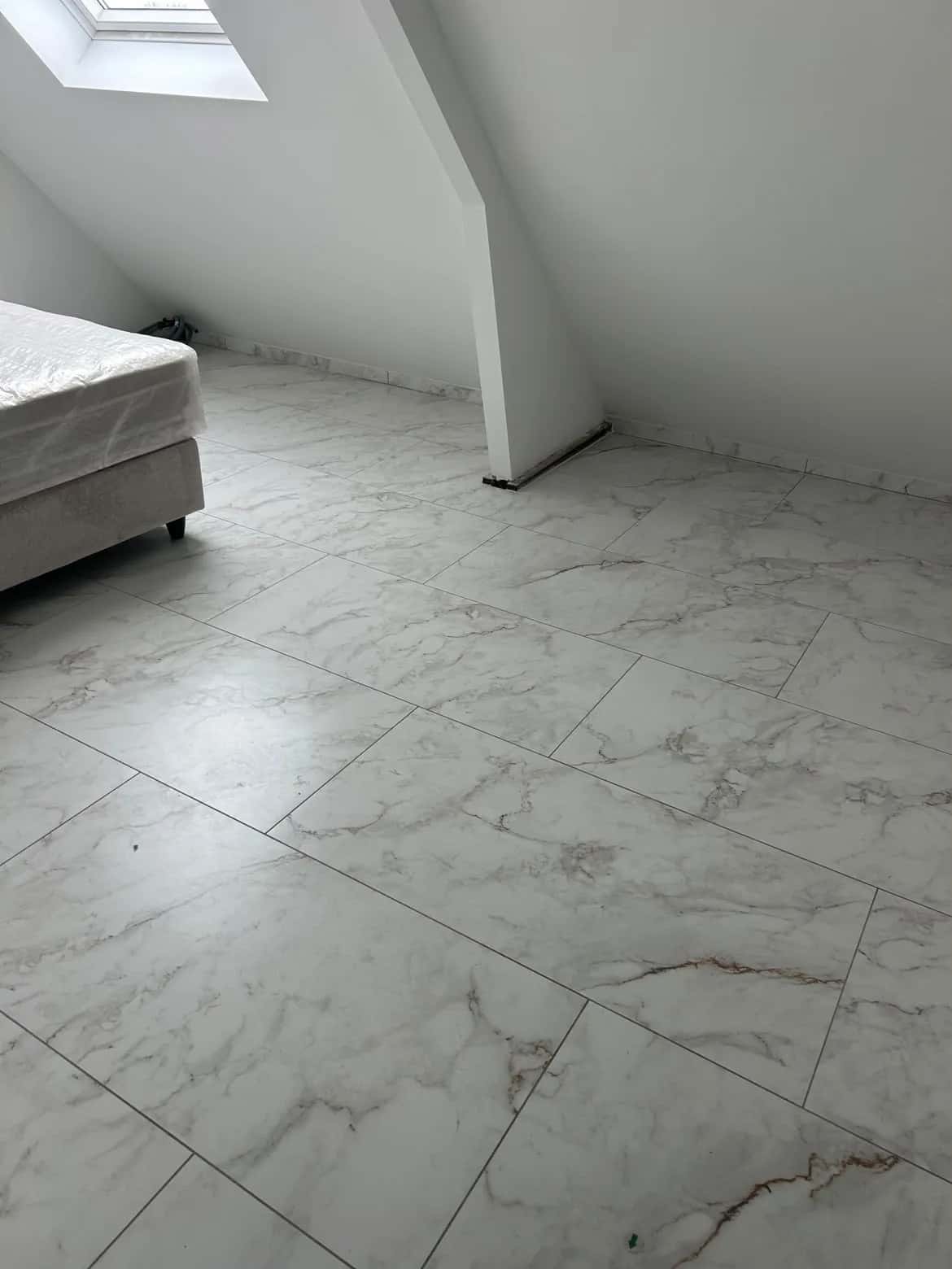 Chambre sous combles, sol en grand format effet marbre blanc veiné