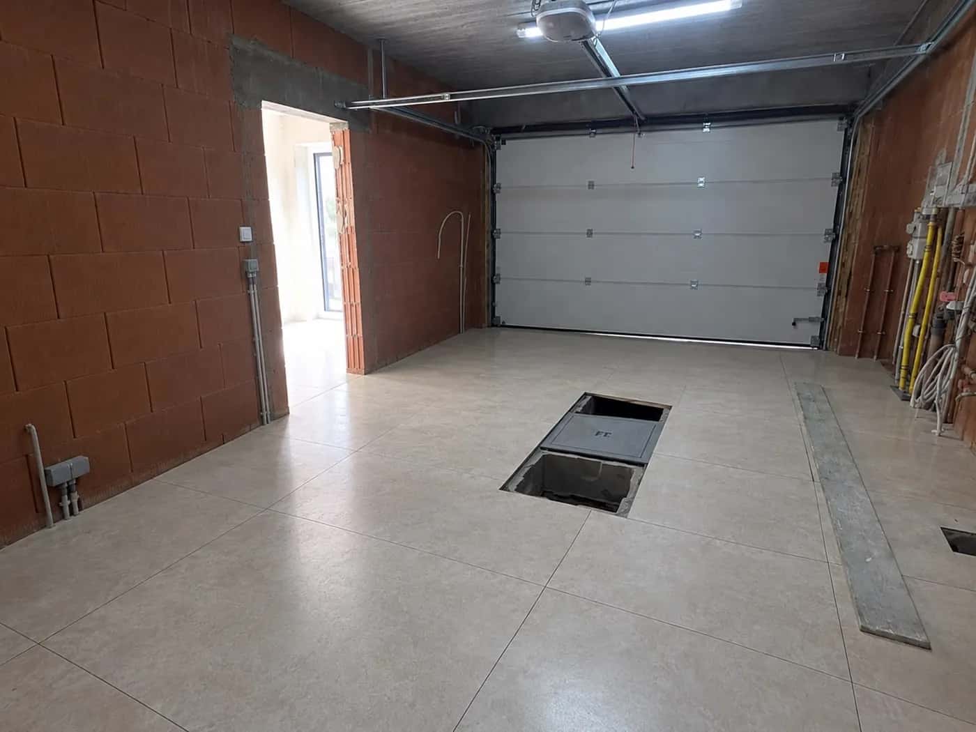 Même vue après la pose : garage entièrement carrelé en grand format