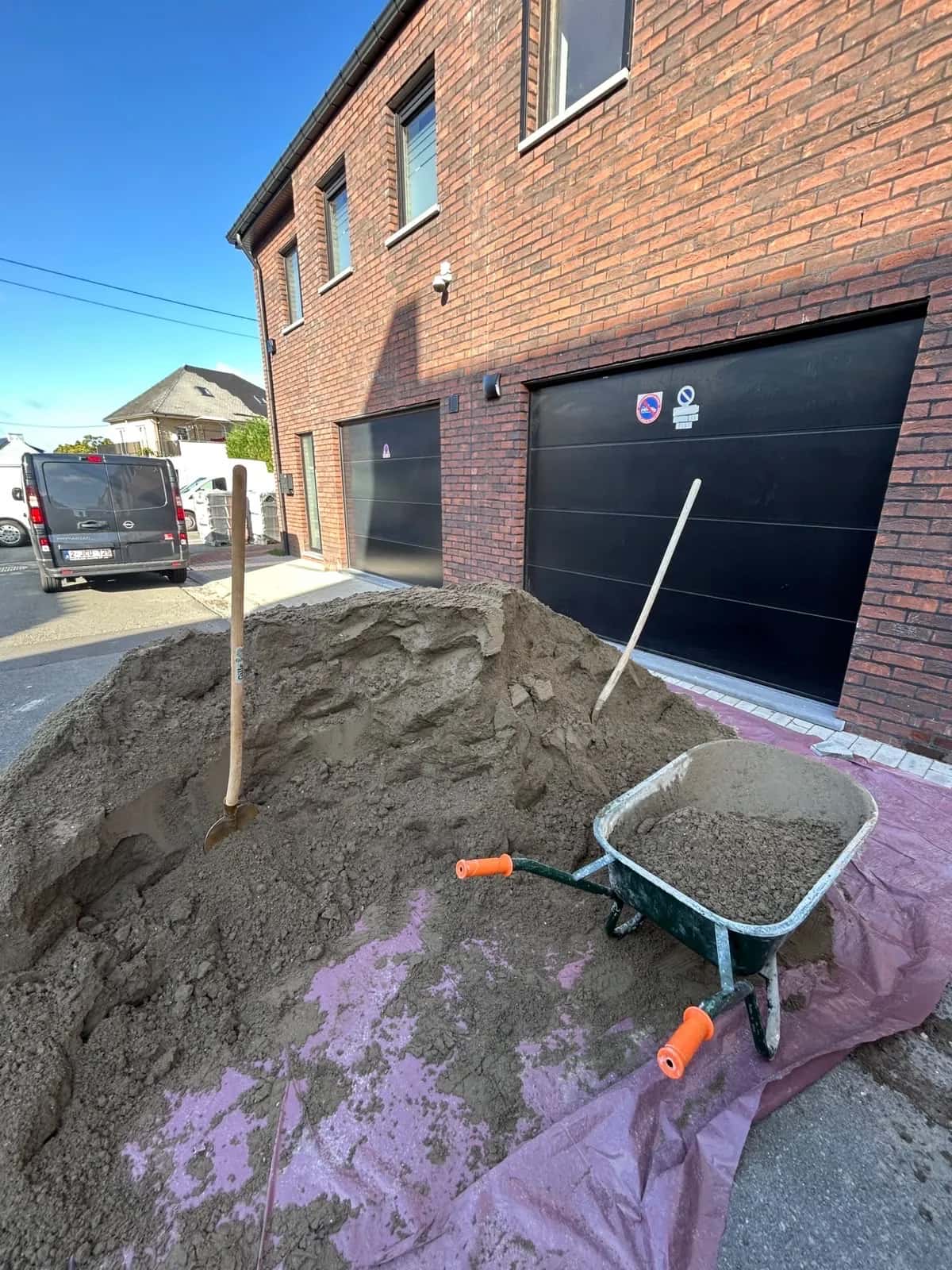 Livraison de sable et préparation des matériaux avant le chantier de terrasse