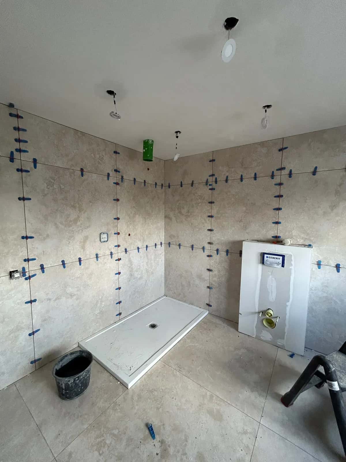 Receveur de douche extra-plat encadré par le carrelage mural grand format