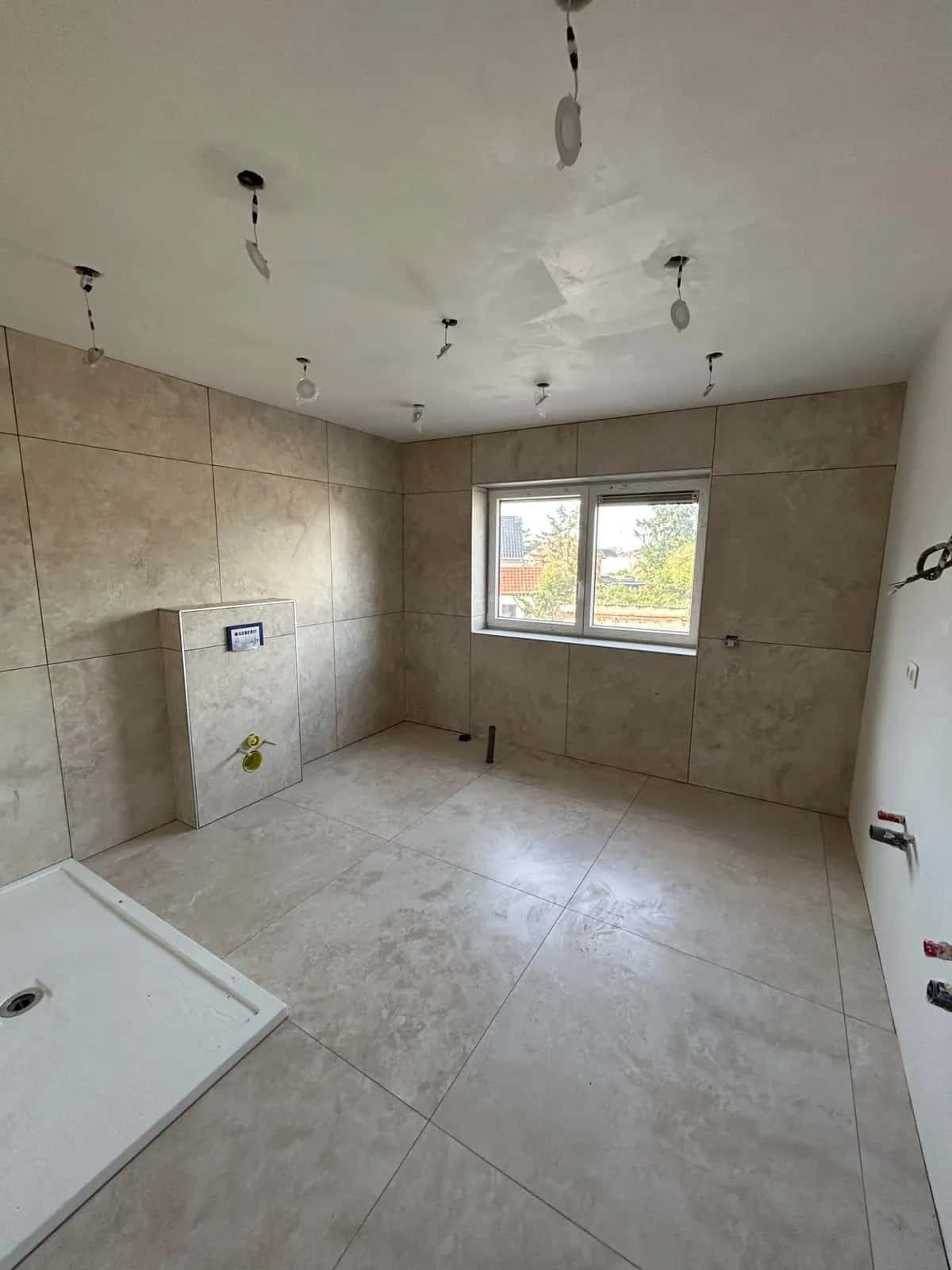 Angle de la salle de bain terminée, joints fins alignés du sol aux murs