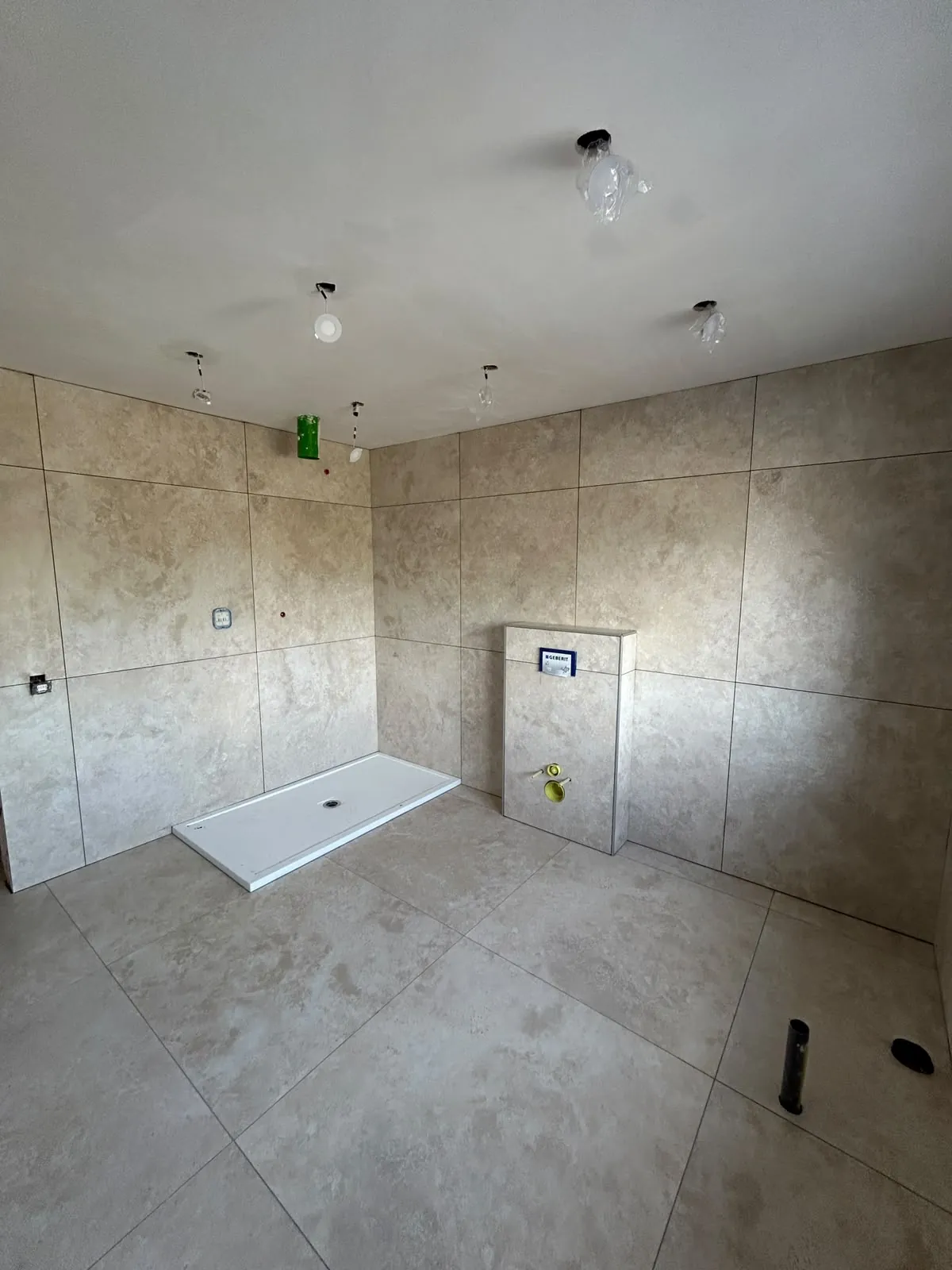 Salle de bain terminée en grand format, receveur extra-plat et bâti-support habillés