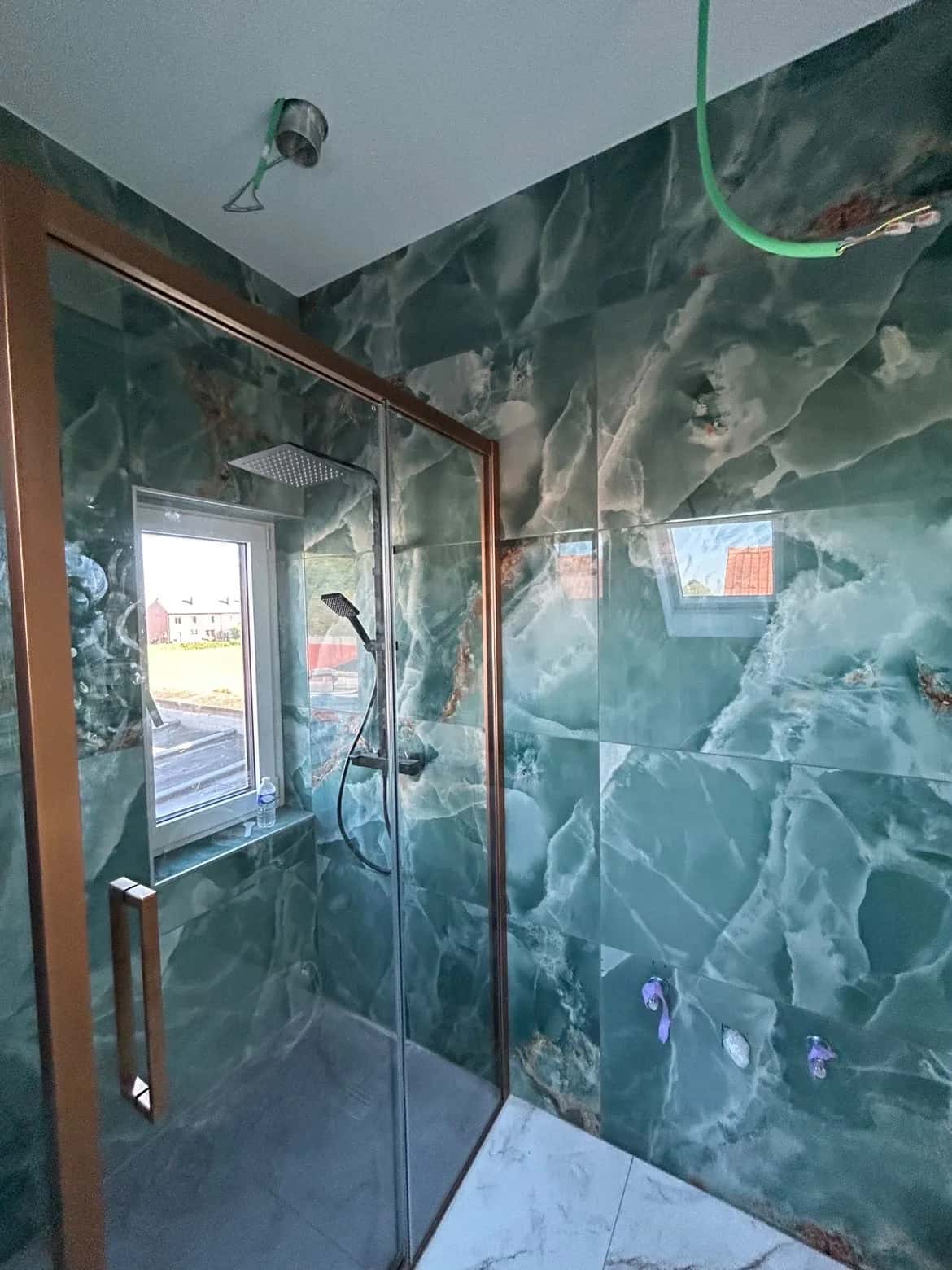 Visite complète de la salle de bain en marbre vert, du sol au receveur