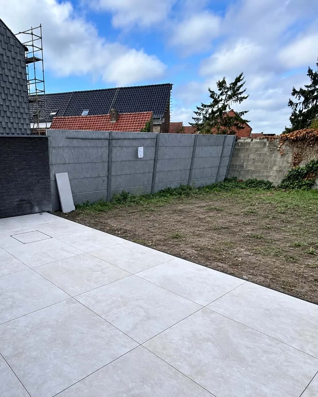 Même vue après la pose : carrelage grand format et regard fermé par une trappe carrelée