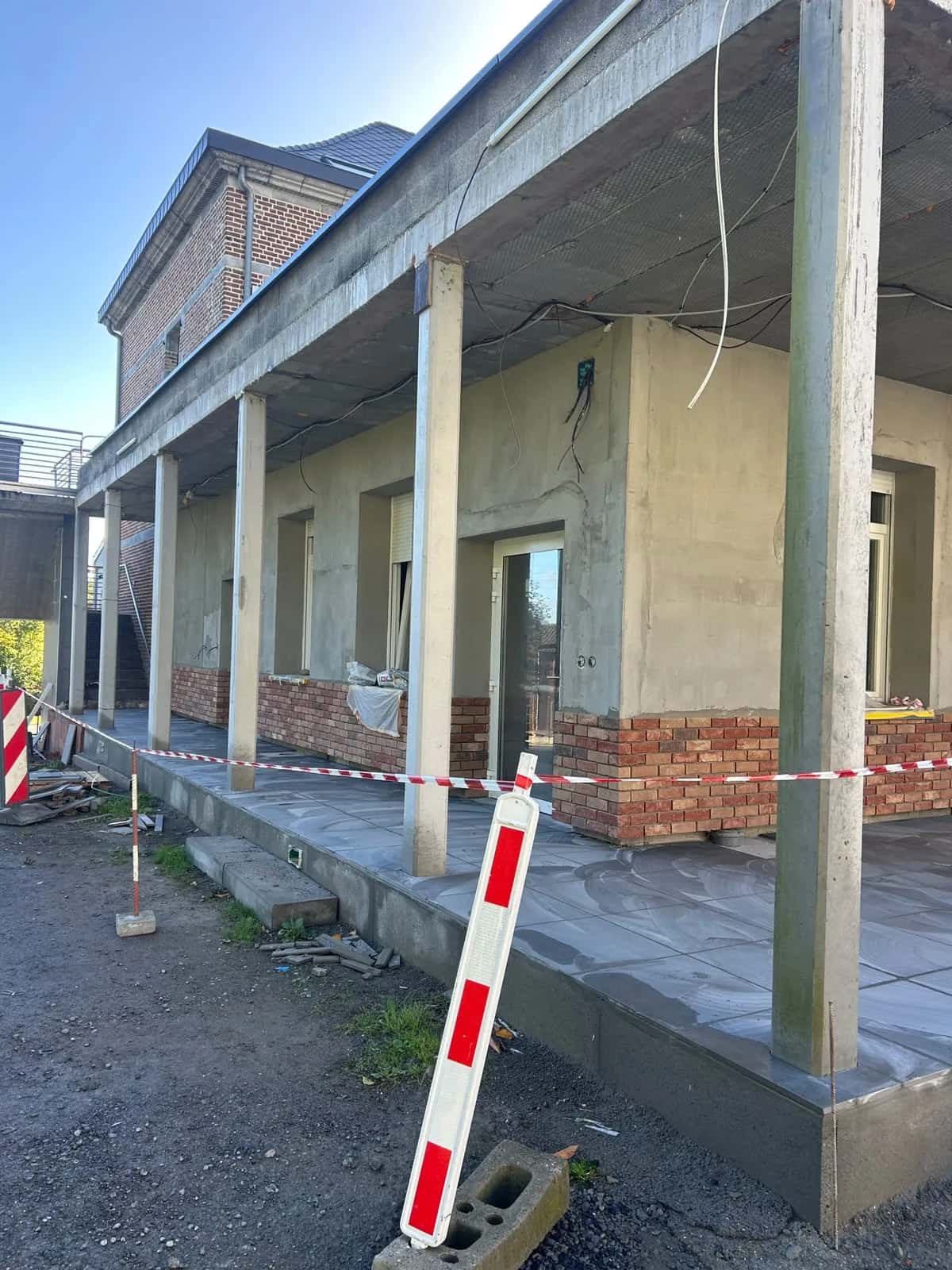 Angle du bâtiment : la terrasse couverte tourne sur deux façades