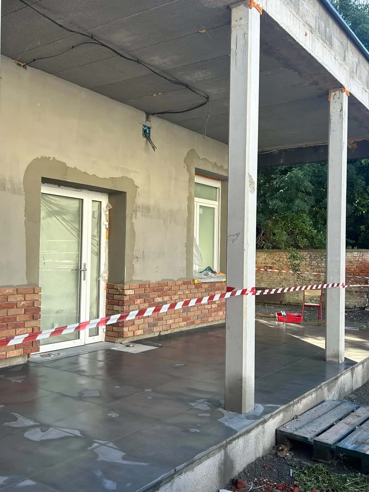 Grands formats posés devant la porte-fenêtre, sous l'avancée de toiture