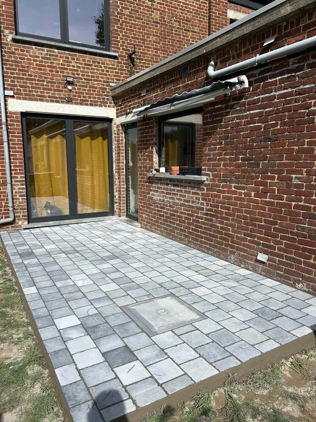 Pavés posés jusqu'au pied de la baie vitrée