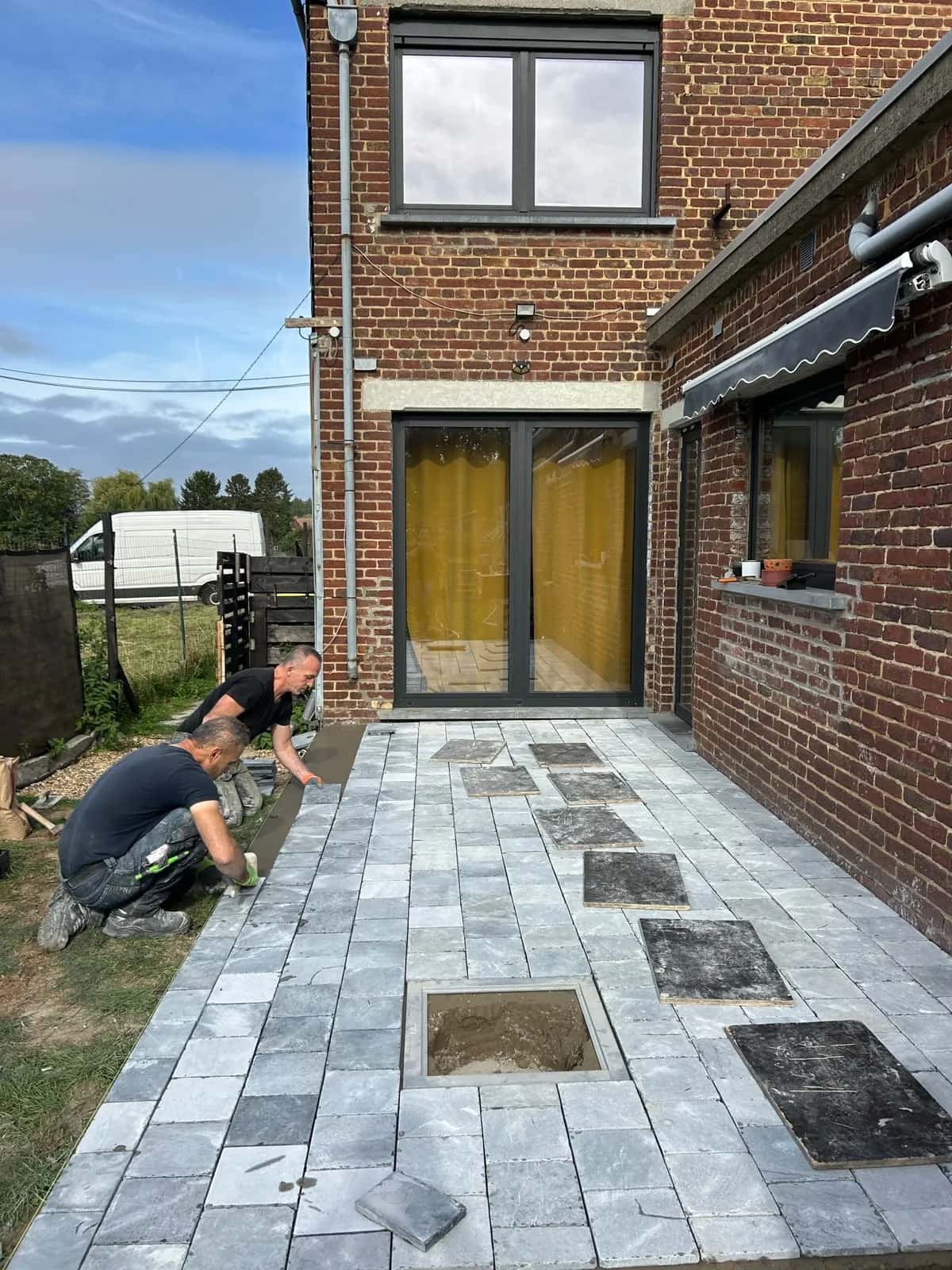 Pavés posés autour du regard laissé ouvert pendant le chantier