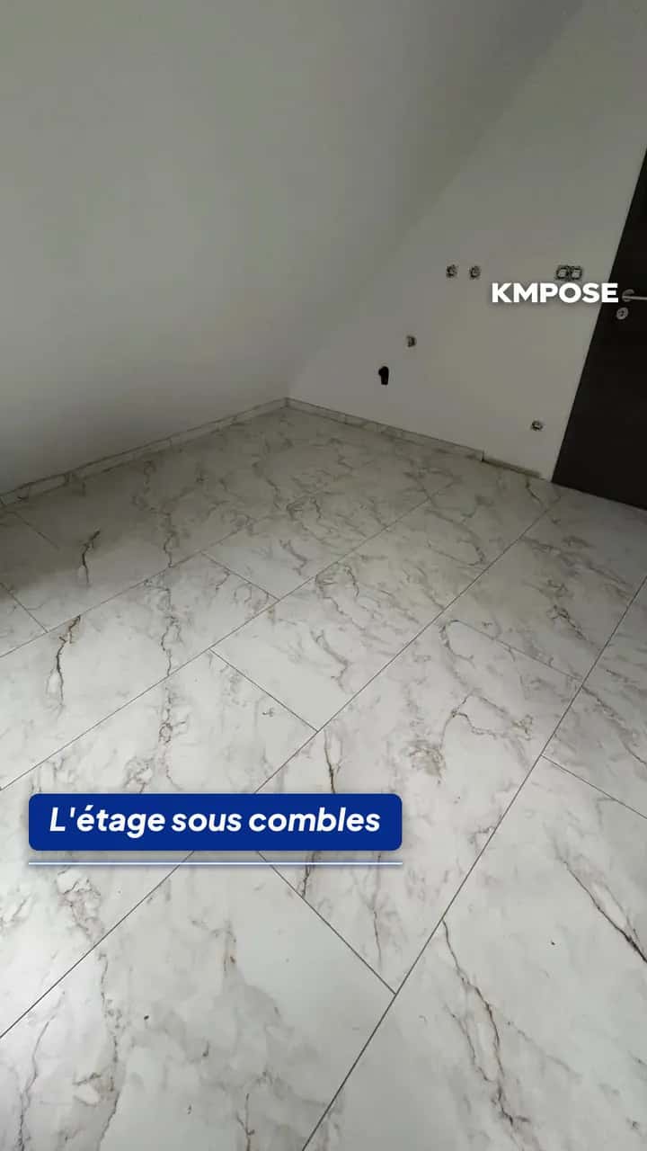 Vidéo d'une salle de bain en marbre vert à Quiévrain : douche à l'italienne, grands formats et étage sous combles en marbre blanc