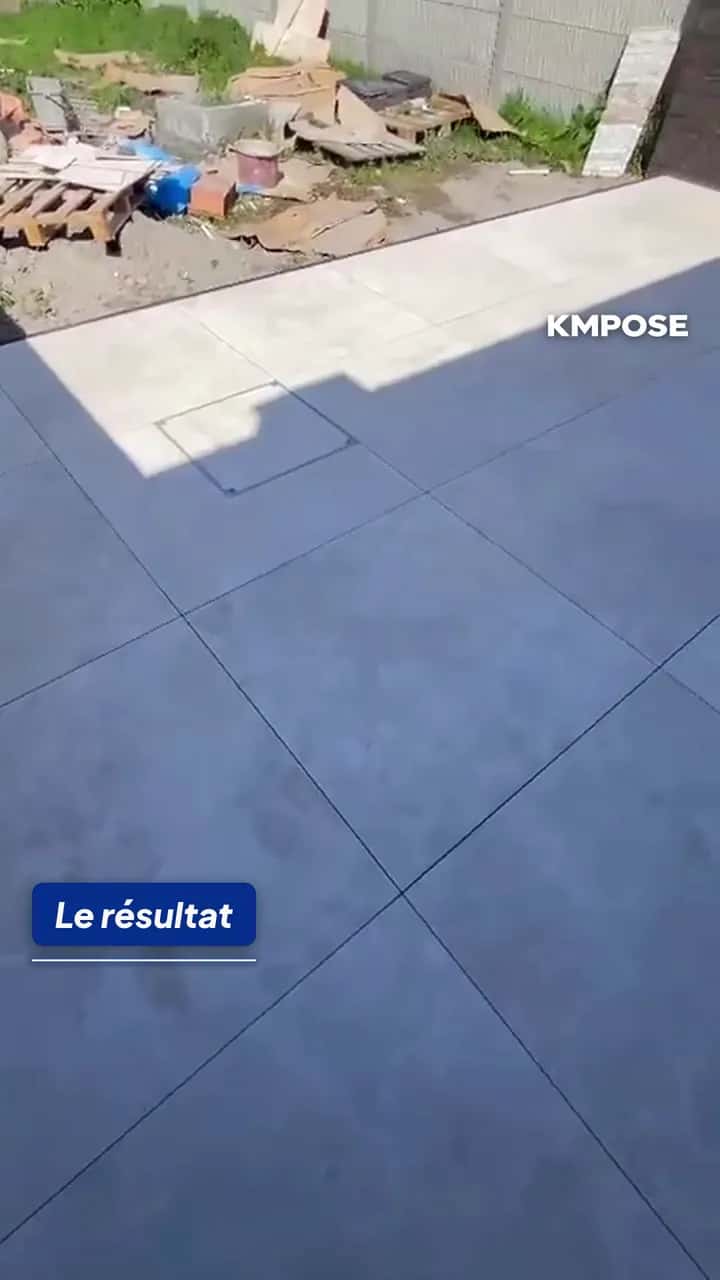 Vidéo d'une terrasse en carrelage grand format dans la région de Quiévrain : chape tirée à la règle, pose des grands formats et regard carrelable