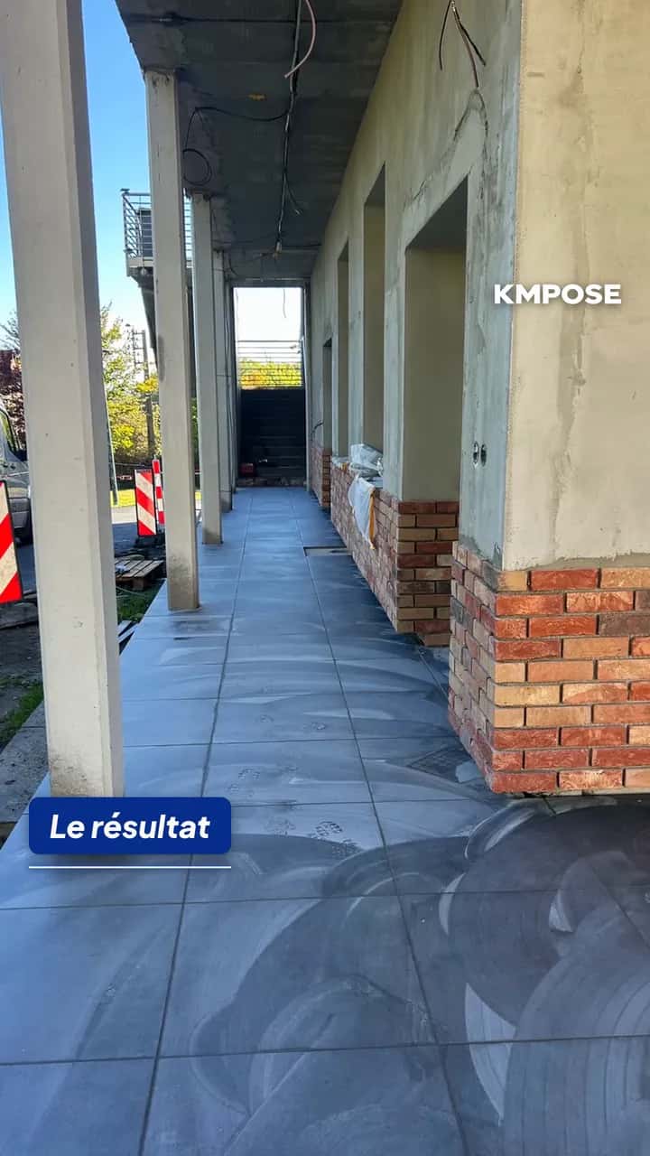 Vidéo de la terrasse couverte de la mosquée de Quiévrechain, carrelée en grand format par Km pose, de la dalle béton au carrelage posé